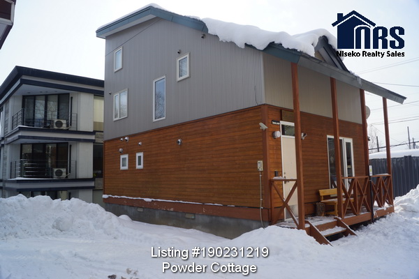 Three bedroom with loft, 2 bathroom, 2 toilet, 2 car garage middle Hirafu Powder Cottage