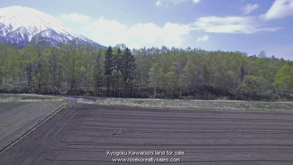 Looking at Block 332-129 to left of the screen from farmland in front of block.